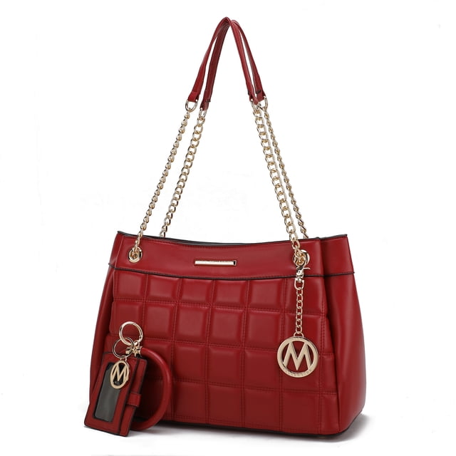 bolso de hombro acolchado y llavero Mabel Shoulder MKF Collection en rojo con acolchado cuadriculado, doble correa de cadena dorada, llavero redondo con emblema M y tarjetero con pulsera; vista frontal centrada que muestra base plana con pies, tres compartimentos (cierre principal con cremallera) y bolsillos interiores.