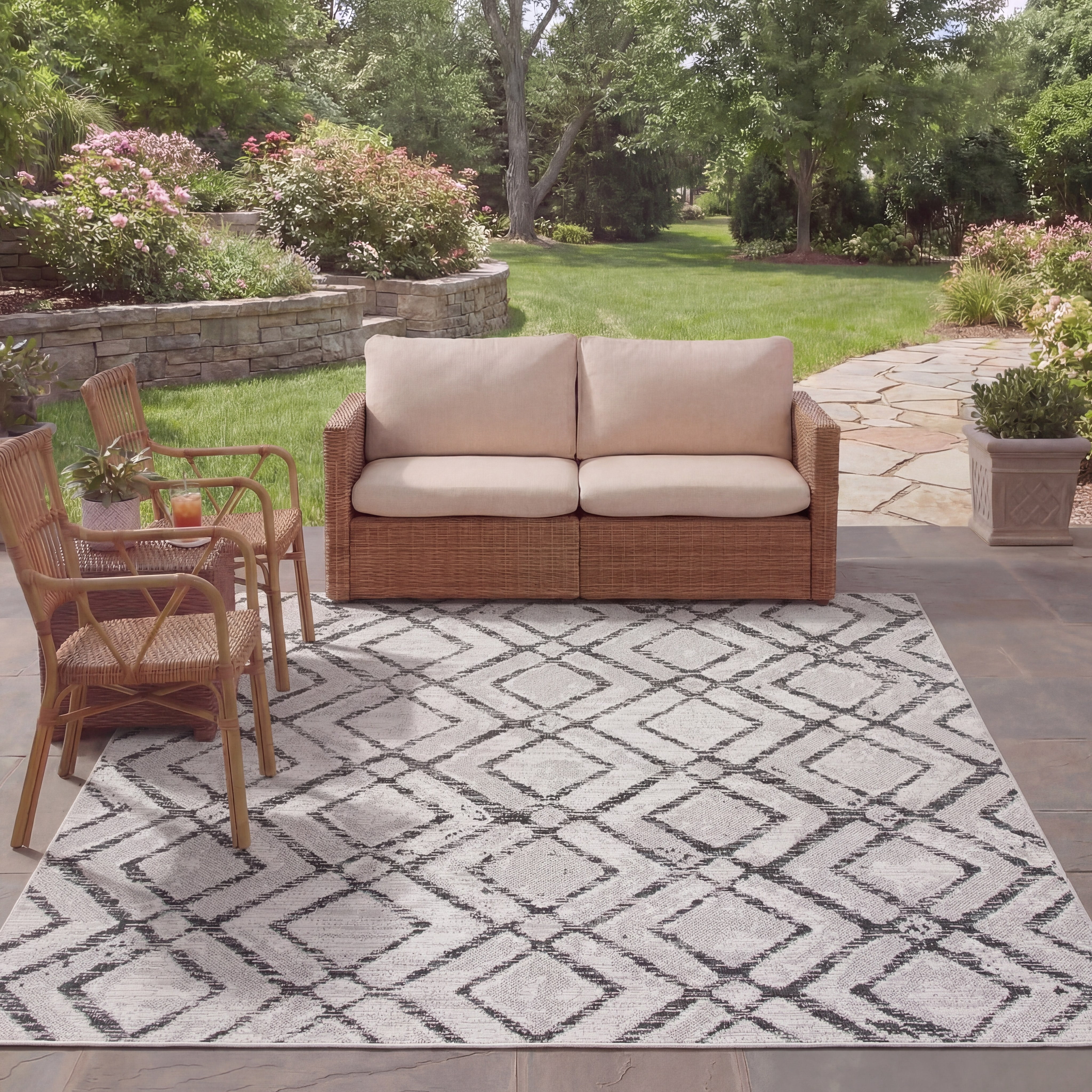 SAFAVIEH Courtyard Alexa Geometric Indoor/Outdoor Area Rug, Ivory/Black, 5'3" x 7'7"