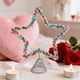 thumbnail image 5 of Adorno para Árbol de Navidad con Forma de Pentagrama de Perla | Adorno Decorativo para San Valentín | Plástico Multicolor de 24,4 X 20,3 Cm | Base de Resorte con Ajuste Seguro | Decoración Romántica, 5 of 6