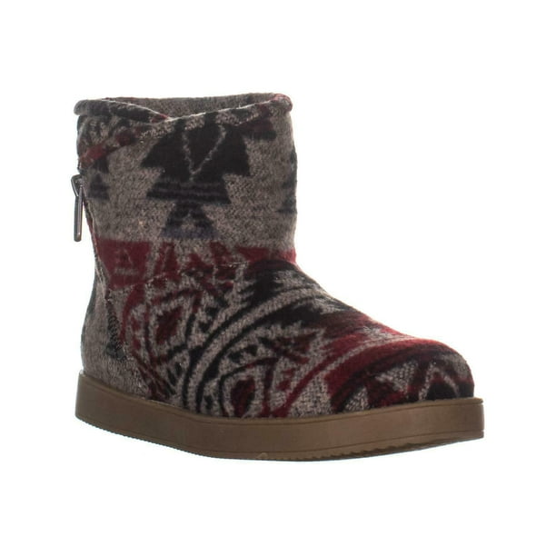 faux leather closed toe pull on boots