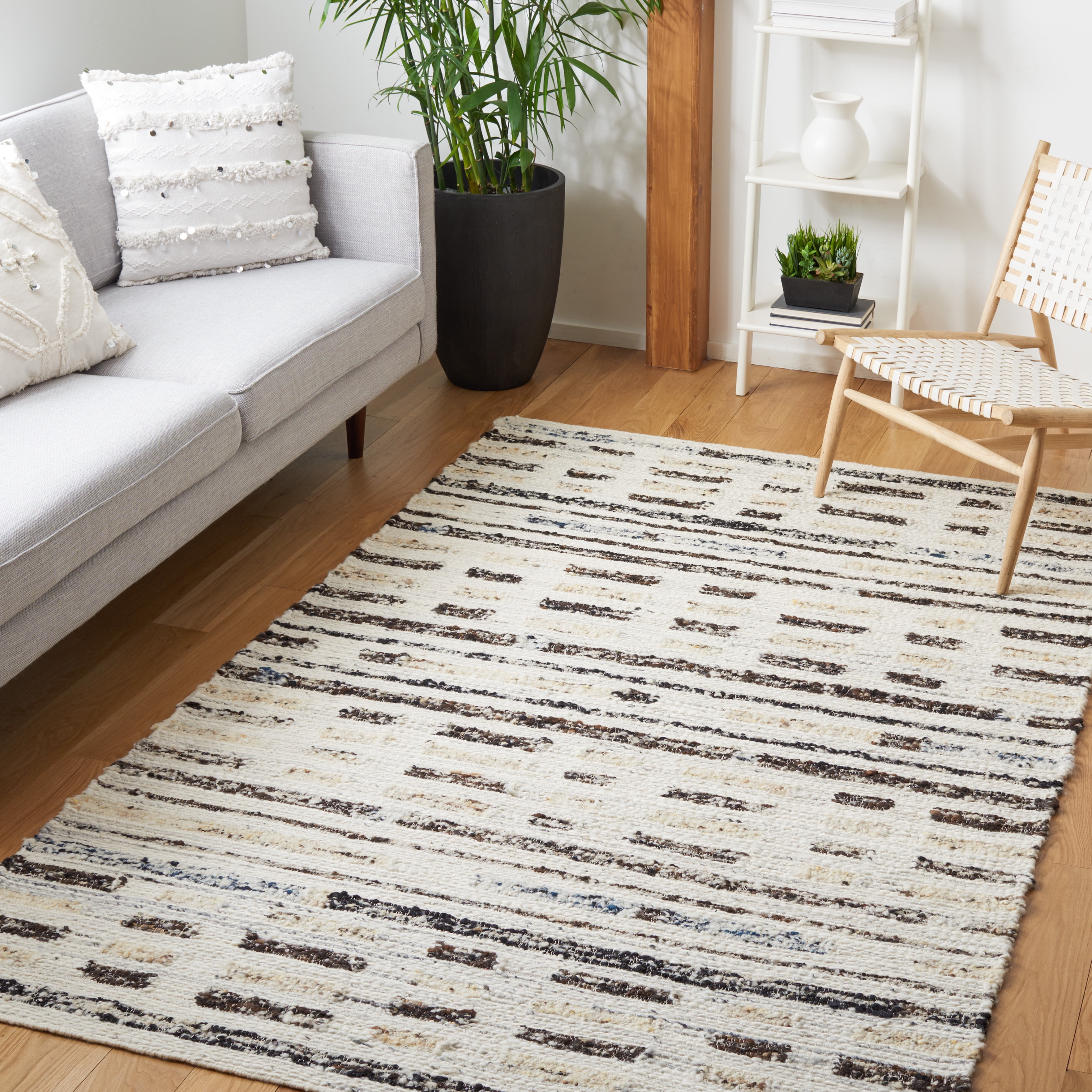 SAFAVIEH Manhattan Ronald Geometric Area Rug, Ivory/Dark Brown, 4' x 6'
