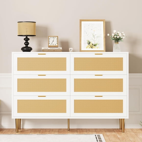 Commode Moderne Bohème en Rotin de 42,5 Po à 6 Tiroirs avec Poignées Dorées, Conception Anti-Basculement pour Chambre et Salon, Blanc