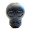 thumbnail image 1 of Dispensador de golosinas y juguete masticable para perros SodaPup MuttsKickButt Skull, 1 of 9