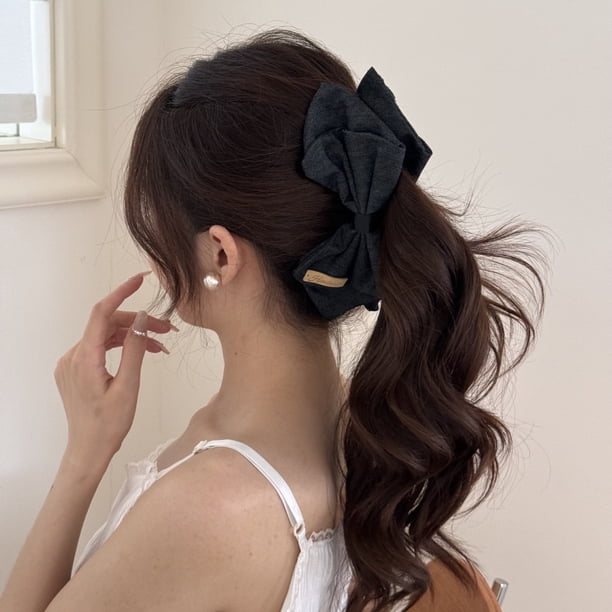 Accesorio para el cabello con lazo, una horquilla