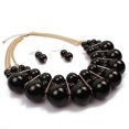 thumbnail image 3 of Conjunto de collar de perlas de imitación KAIYANG con pendientes colgantes anzuelo negro, 3 of 5