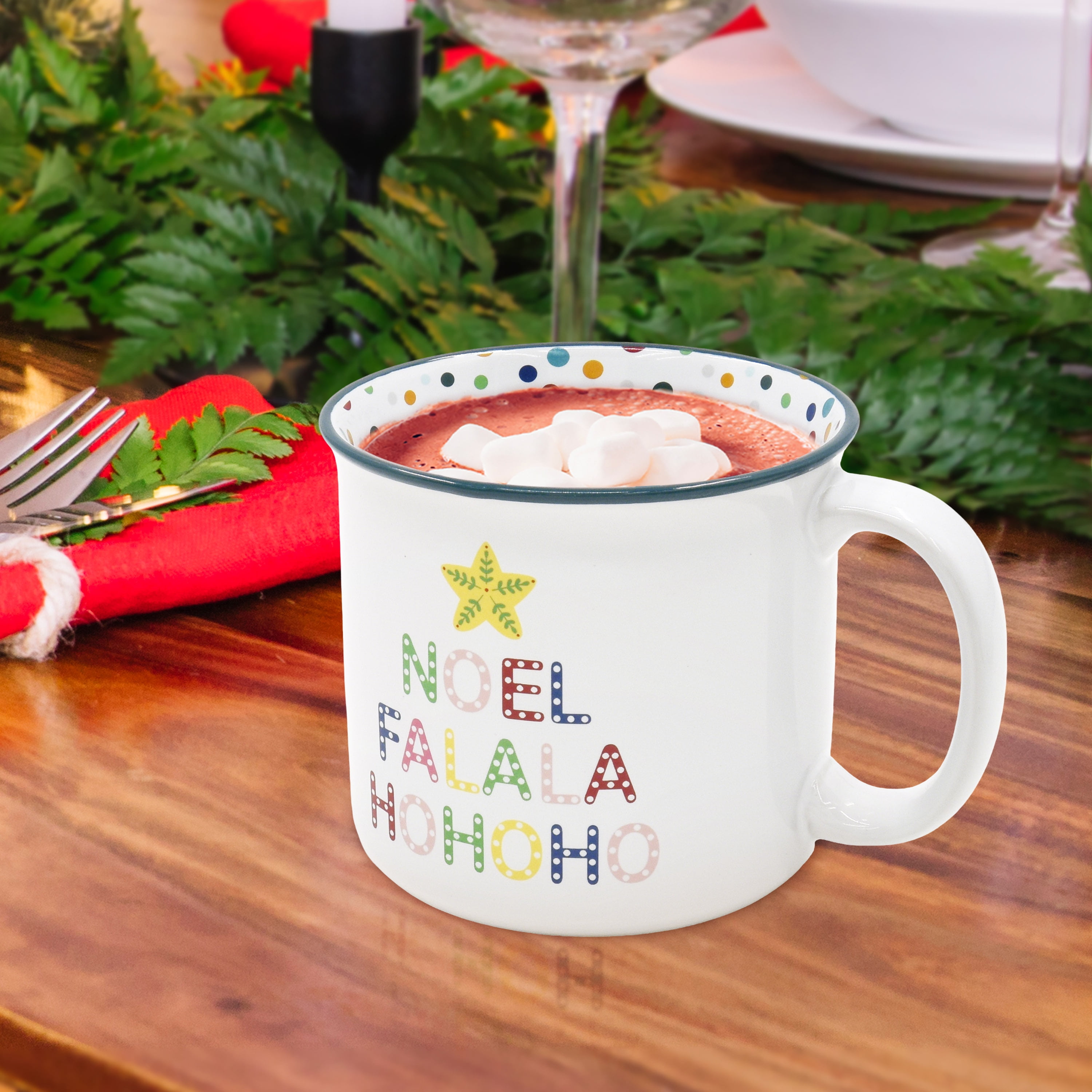 Tasse festive en grès Holiday Time de 15 onces avec inscription « NOEL FALALA HOHOHO » et bord bleu À Pois