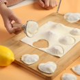 thumbnail image 4 of Heart-shapedSellos cortadores de raviolis con molde en forma de corazón con mango de madera y borde estriado Prensa de pasta Cortador de pasta para uso doméstico y de cocina - 2,4", 4 of 5