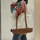 thumbnail image 5 of Bolso de lona de moda con bolsillo exterior y cierre de cremallera superior, esencial para el uso diario. Amarillo tierra, 5 of 5
