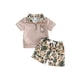 thumbnail image 1 of Conjunto de verano para niño pequeño: camiseta de manga corta con cremallera de un cuarto y pantalones cortos de color liso., 1 of 9