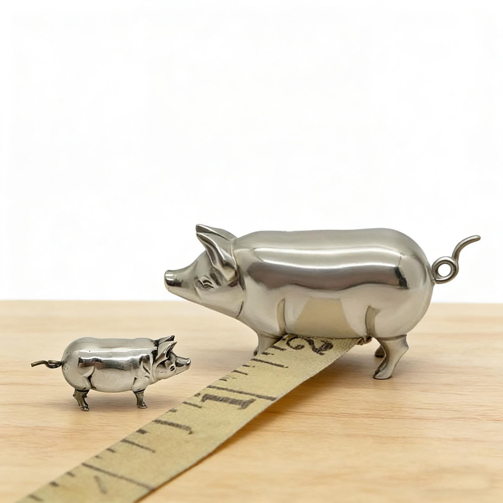 Tape Measure Mini, Antique Inspired Pig Mini Tape Measure Decorative Retractable Measuring Tool with Metal Pig Shape for Sewing Craft Desk Decor Gift Household Measuring Accessory