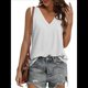 thumbnail image 4 of Paquete de 2 Camisetas Sin Mangas para Mujer, Blusas Informales Holgadas con Cuello en V para Vacaciones en la Playa. y Negro XL, 4 of 6