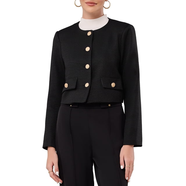 chaqueta corta de tweed para mujer inspirada en chic, sin collar, con botones, de manga larga, para trabajo y oficina, crop, negra — vista frontal centrada de blazer cropped negro en tela tweed con cuatro botones dorados alineados, cuello redondo sin solapa, mangas largas y dos bolsillos con solapa; modelo con top de cuello alto blanco y pantalones negros sobre fondo blanco. Suele usarse como prenda de sobreposición para looks de oficina y semi-formales.
