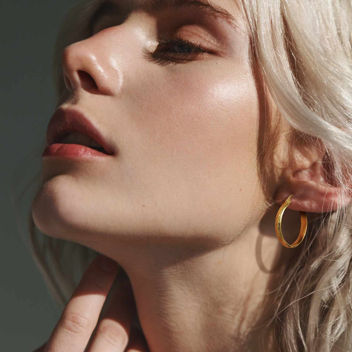 14K Gold Hoop Earrings for Women Textured Gold Filled Hoop Earrings, Classic Gold Earrings Lightweight Women’s Gold Jewelry 25mm