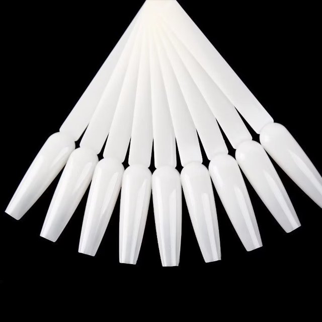 50 palillos de muestras de uñas con anillo de metal para salón de uñas y principiantes.