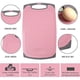 thumbnail image 4 of Tabla de cortar de plástico para cocina, tabla de cortar sin BPA, antideslizante, ranuras para jugo, apta para lavavajillas, no porosa, juego de 2 tablas de cortar, mango de fácil agarre,, 4 of 6