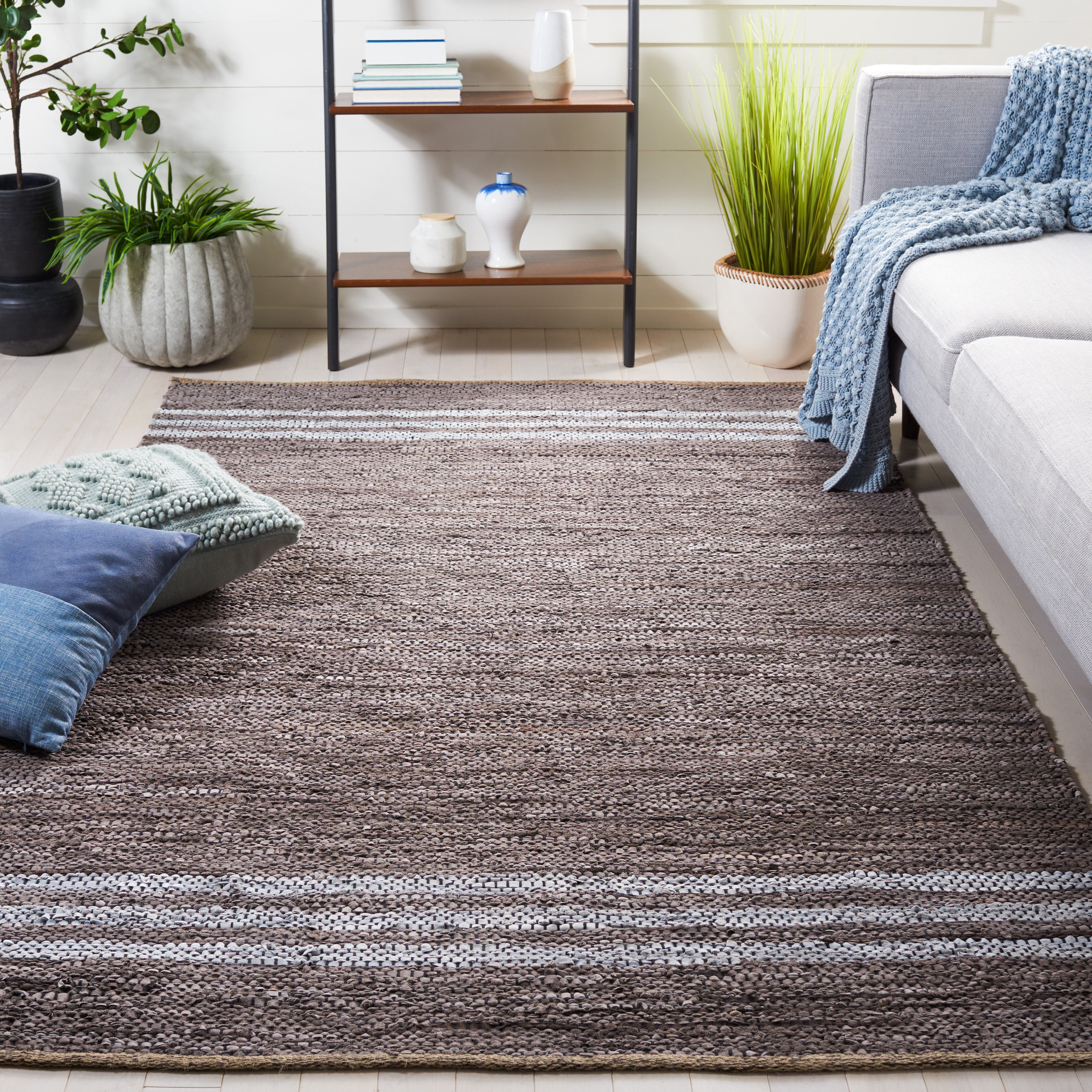 SAFAVIEH Vintage Leather Grace Striped Area Rug, Silver/Ivory, 4' x 6'