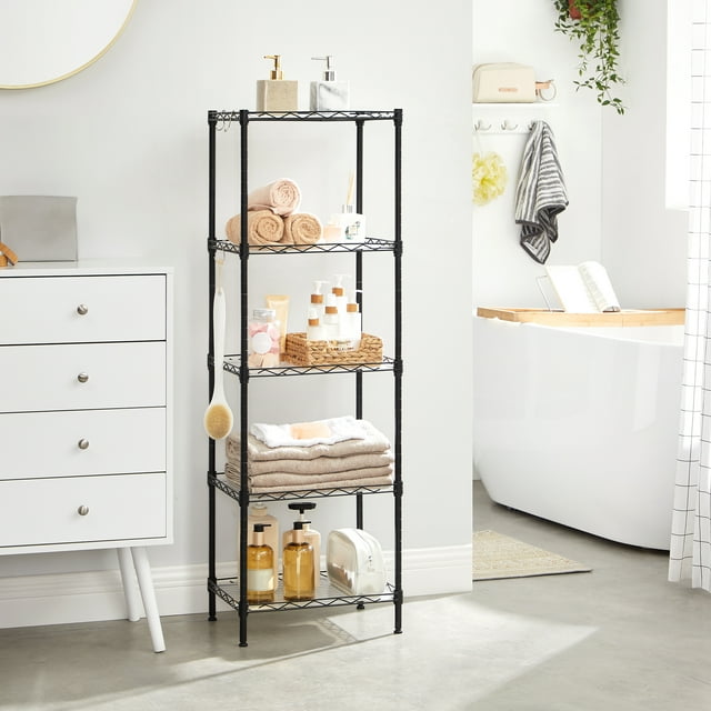 songmics estantería de cocina, estantería de 5 niveles, 8 ganchos, 30 x 40 x 121 cm, metal, altura ajustable, negro — estantería metálica negra de 5 niveles en vista frontal con estantes de rejilla y paneles PP, 8 ganchos laterales y pies ajustables; mostrada en un baño con toallas, frascos y cestas en los niveles. Cada nivel es ajustable y soporta hasta 20 kg; incluye dispositivo de fijación para anclar a la pared. Adecuada también para organizar electrodomésticos compactos o botellas grandes.