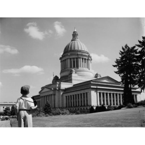 Posterazzi SAL255424479 USA Washington State Olympia Boy Looking at Capitol Building Affiche Print - 18 x 24 Po