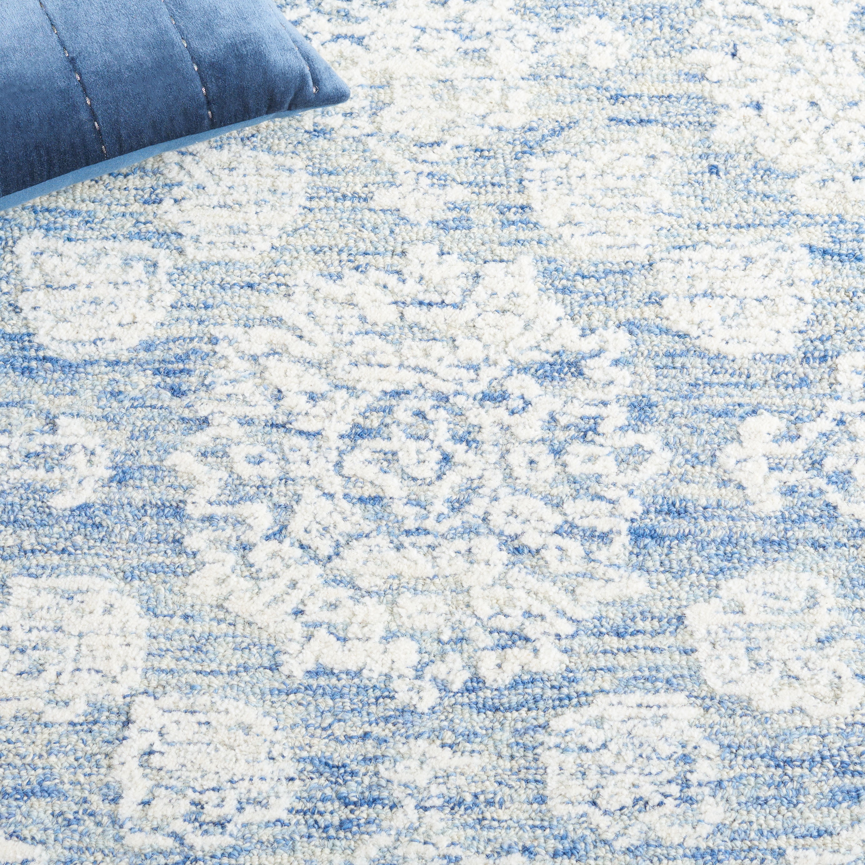 SAFAVIEH Ebony Aideen Floral Area Rug, Ivory/Blue, 4' x 6'