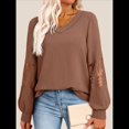 thumbnail image 4 of Blusas de Mujer con Cuello en V, Larga, Encaje, Elegantes, Informales, Modernas, de Gran Tamaño. Color Café XXL, 4 of 7