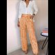 thumbnail image 4 of Conjunto de Dos Piezas para Mujer, con Estampado Geométrico, Pantalones de Cintura Alta y Camisa Sencilla. Color Naranja L, 4 of 7
