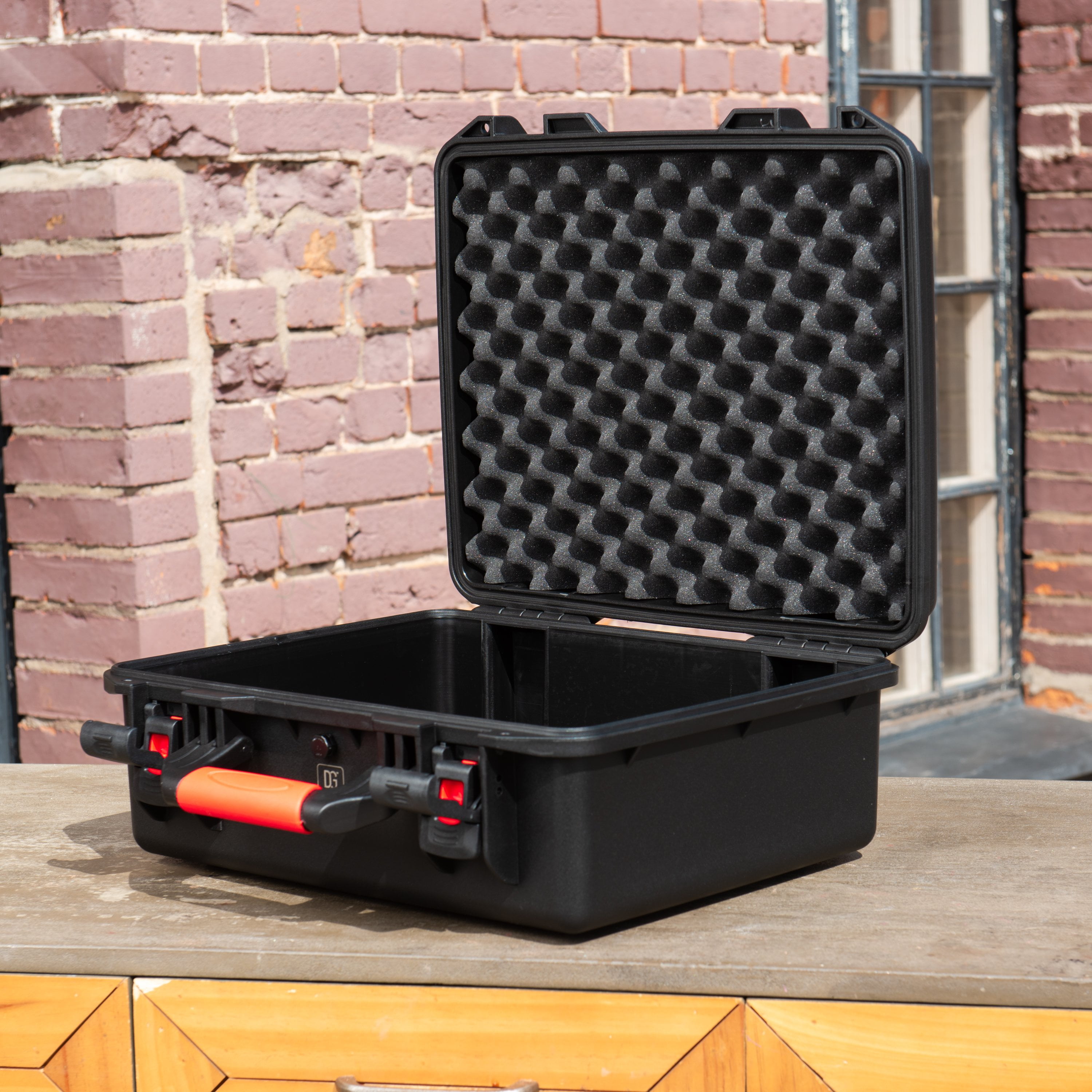 17" Hard case with cubed foam inside for laptop etc - DGCASE@50-02 | int: 15.35 x 10.43 x 5.13 in