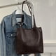 thumbnail image 3 of Bolso de mano sencillo para mujer, bolso de hombro informal de moda de primavera 2025 para el trabajo, el viaje y el uso diario, bolso de poliéster en colores marrón, negro y café, espacioso., 3 of 6