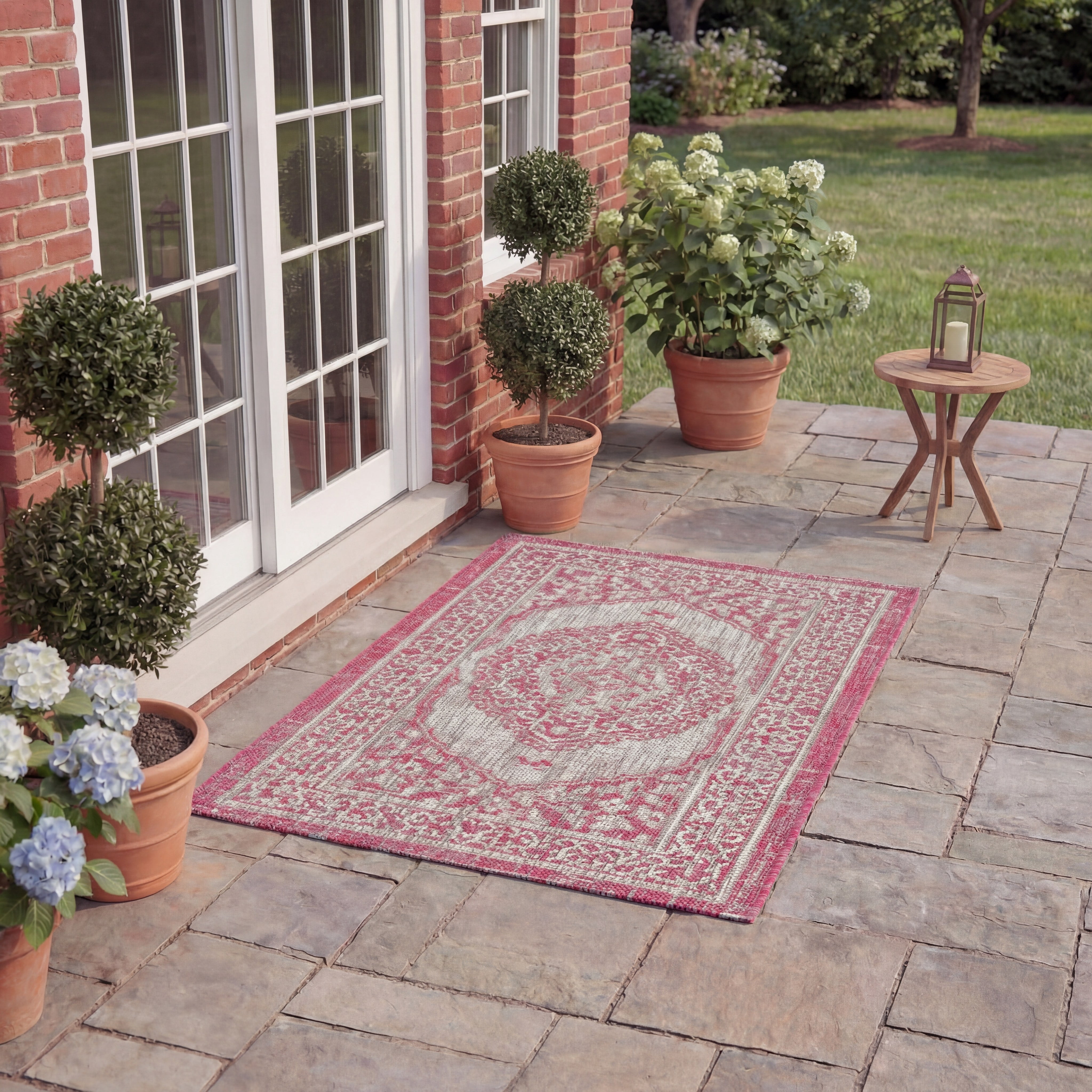 SAFAVIEH Courtyard Avi Traditional Indoor/Outdoor Area Rug, 5'3" x 5'3" Square, Light Grey/Fuchsia