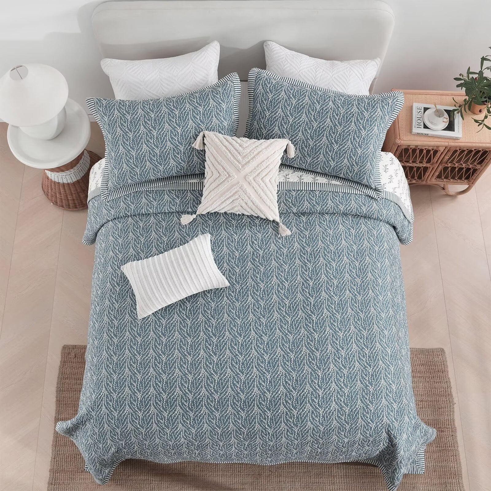 DDUOXIN King Size Quilt Bedspread - 100% Cotton Dusty Blue & White Floal Modern Stylish Summer Quilt for King Bed, Reversible Lightweight King Bedspread with 2 Pillow Shams, 3-Piece All Season