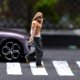 thumbnail image 4 of Figura en miniatura mujer caminando a escala 1:64, modelo femenino, micro-diseño, coleccionable, pintada, adorno diminutas para jardín, 4 of 4