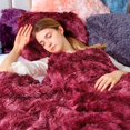 thumbnail image 2 of Couverture en Fausse Fourrure Bordeaux Douce et Moelleuse, 2 of 5