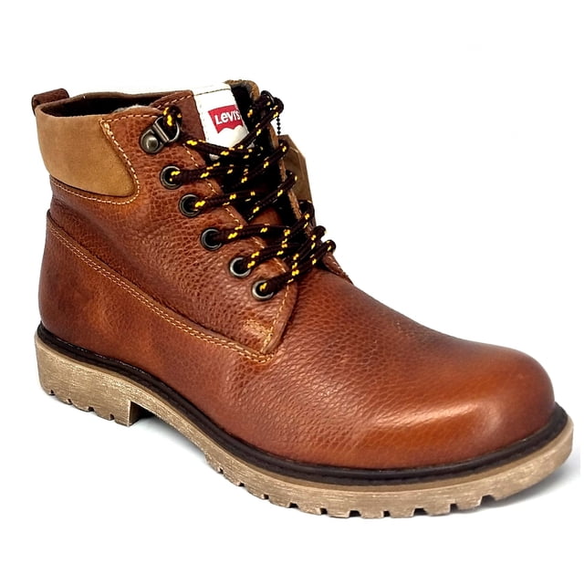 calzado de adulto tipo botin color ocre Levi's bota tipo botín ocre, vista 3/4 derecha; cuero texturizado color ocre, cuello acolchado beige, ojales metálicos y cordones negros con punto amarillo, suela de goma beige con dibujo de tracción sobre fondo blanco; adecuada para uso urbano y a menudo usada también para viajes cortos.