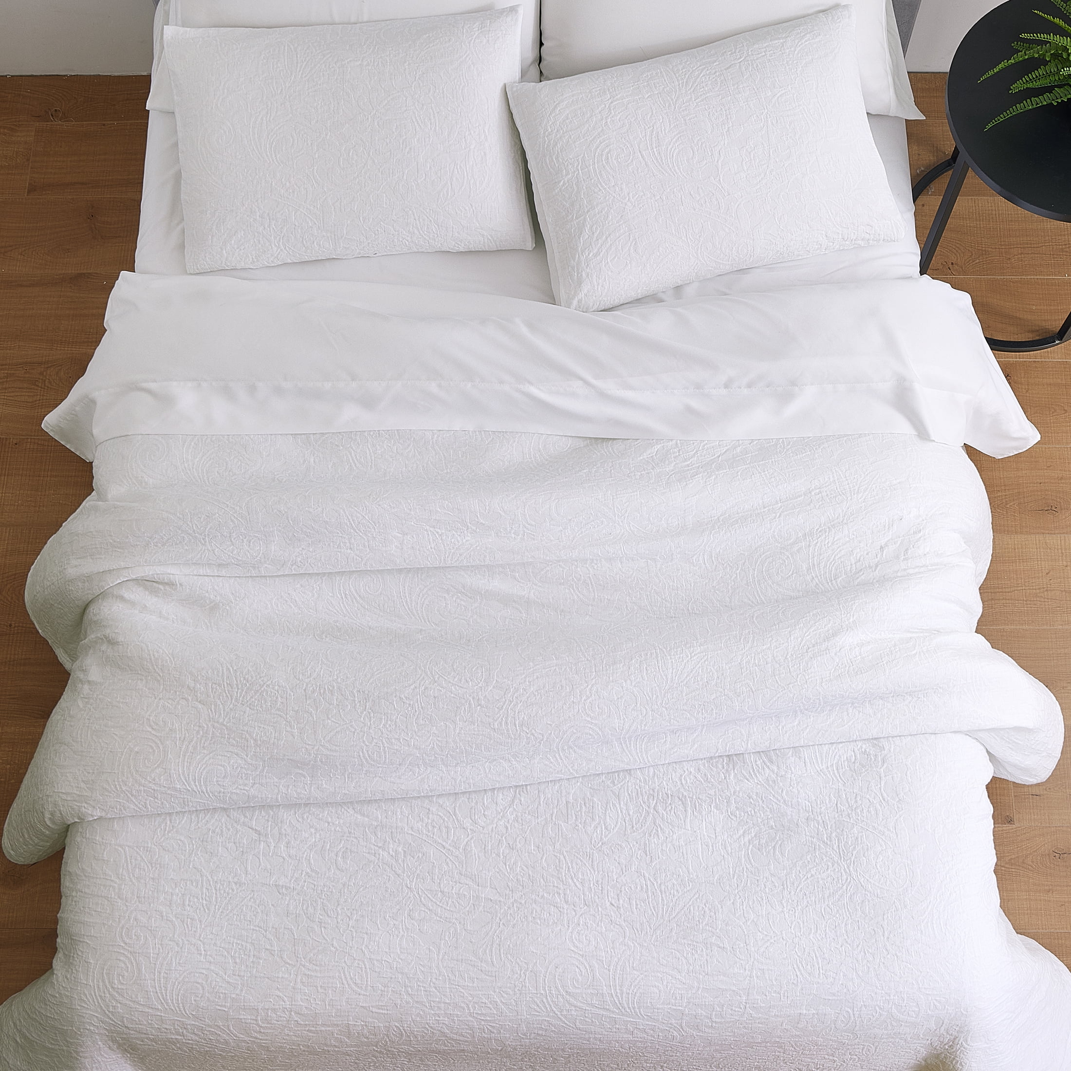 Better Homes & Gardens White Paisley Matelasse 3-Piece Comforter Set, Full/Queen, All-Season Bedding