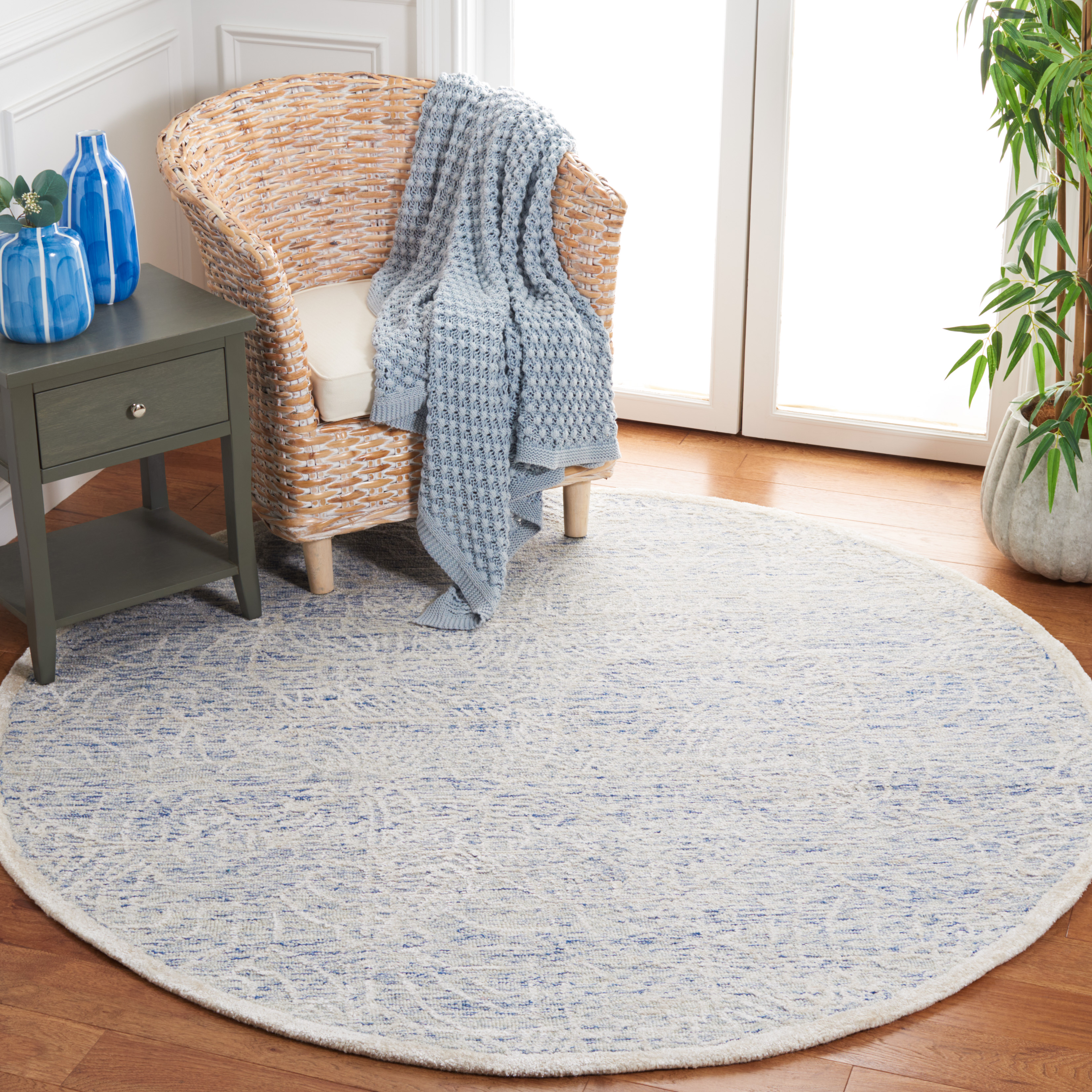 SAFAVIEH Precious Fabiana Geometric Area Rug, Blue/Ivory, 6' x 6' Round
