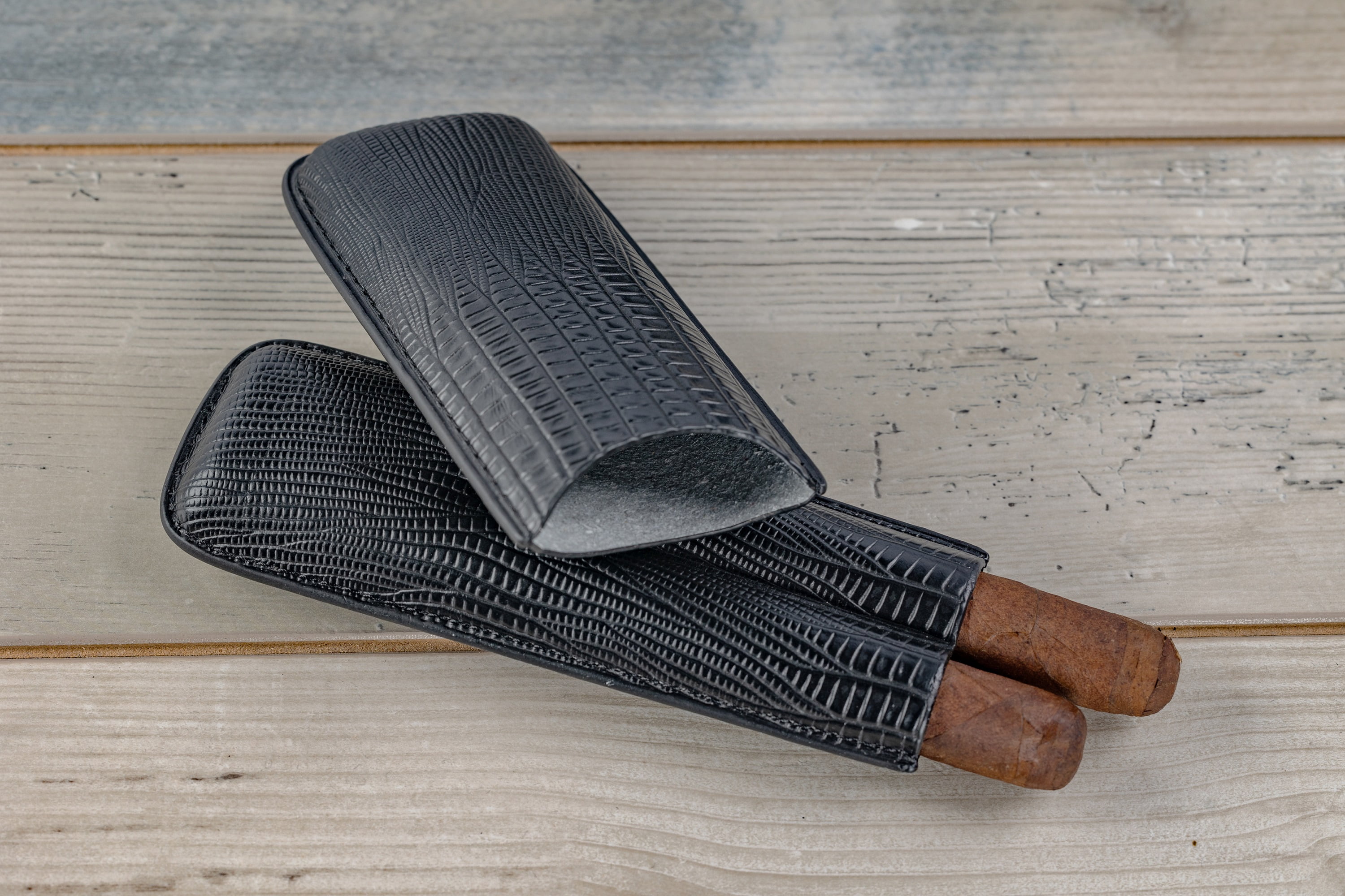 Alligator Leather Cigar Humidor Gift Set - Black - Capacity: 25