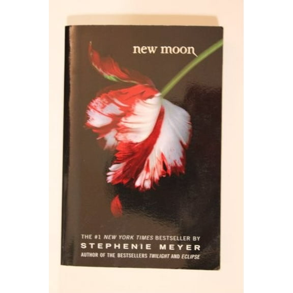 Pre-Owned New Moon (The Twilight Saga, Book 2) (Paperback) 0316075655 9780316075657