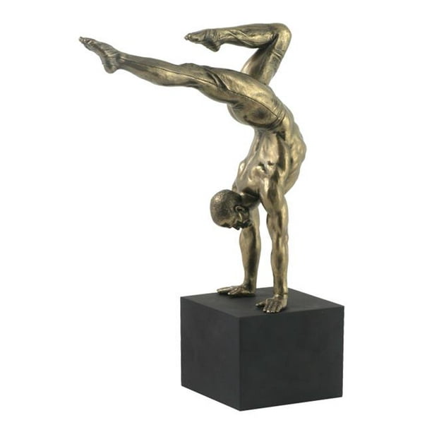 Gymnaste Masculin sur Socle-Main avec les Orteils Pointant vers l'Arrière