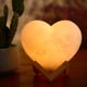 thumbnail image 4 of Luz nocturna en forma de corazón 16 colores – Lámpara de amor LED con control táctil, decoración portátil de dormitorio regulable, USB recargable, mando a distancia, brillo ajustable, San Valentín, 4 of 7