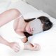 thumbnail image 2 of Antifaz para dormir de seda, color gris claro, antifaz nocturno 100% de seda, accesorio suave para la cabeza para dormir en viajes en avión, protección contra la luz JM, 2 of 5