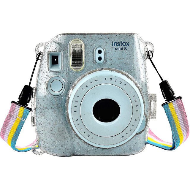 instax mini 9 case for fujifilm instax mini 9/8 instant camera - transparente shine cristal; vista frontal de funda de PVC grueso transparente colocada sobre cámara Instax Mini 8 azul, con anillo del lente, visor, ventana de flash y logo visibles, correa desmontable ajustable de rayas multicolor sujeta a los anclajes, diseño de acceso rápido para disparar sin sacar la cámara; apta para llevar en viajes.