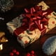 thumbnail image 4 of Juego de 2 Cajas de Regalo con Cinta Decorativa y Flores | Adornos de Lazo de Pvc Mate En Forma de Estrella de 12 Cm de Diámetro | Accesorios Festivos En Rojo y Dorado para Navidad, Año Nuevo y Cumpl, 4 of 6