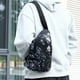 thumbnail image 4 of Bolso de pecho de gran capacidad para hombre | Bandolera deportiva multibolsillos | Mochila cruzada de tela suave y duradera con correa ajustable | Para uso diario, viajes y ocio al aire libre, 4 of 6