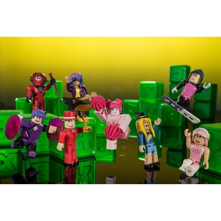 Roblox Celebrity Collection – Series 4 Mystery Figure [Includes 1 Figure + Exclusive Virtual Item]