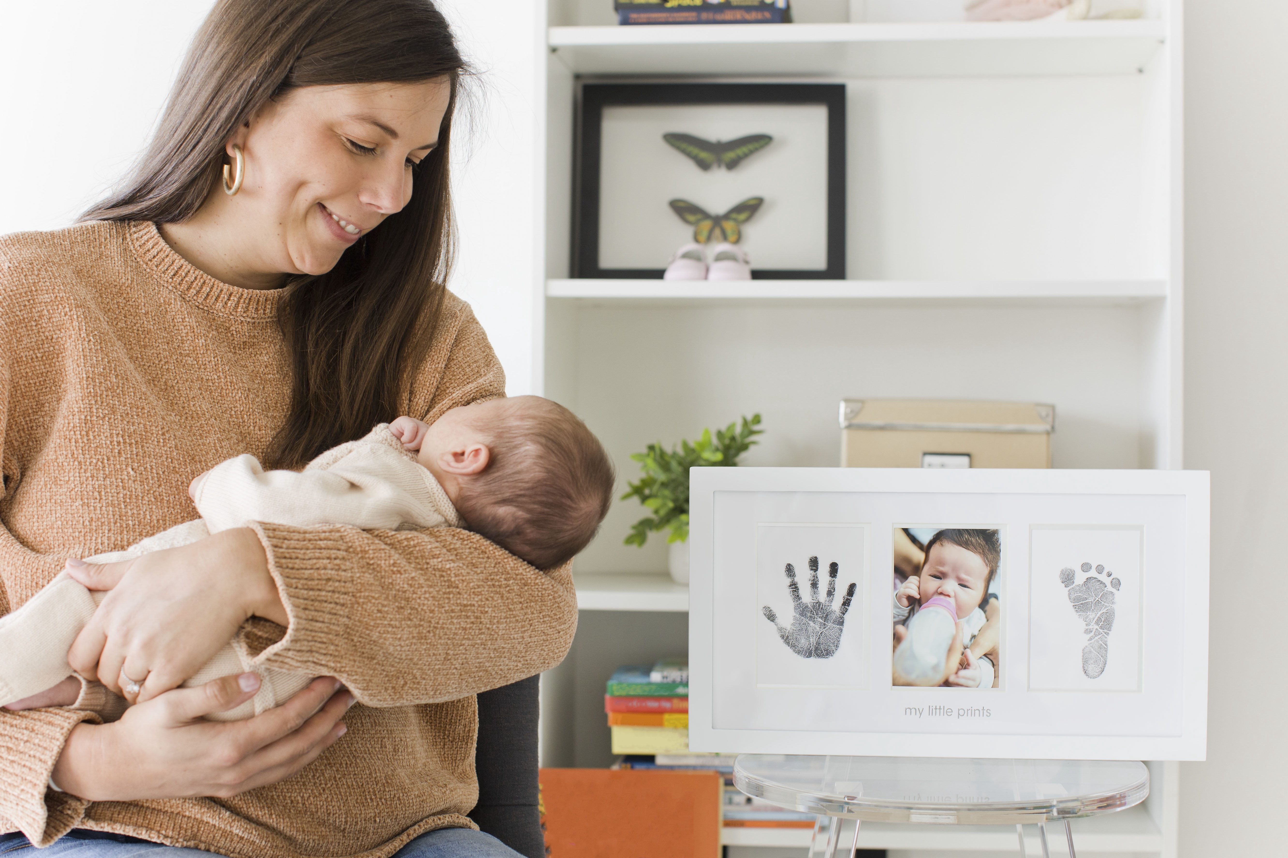 Pearhead Babyprints Newborn Handprint and Footprint Photo Frame and Clean-Touch Ink Pad, White