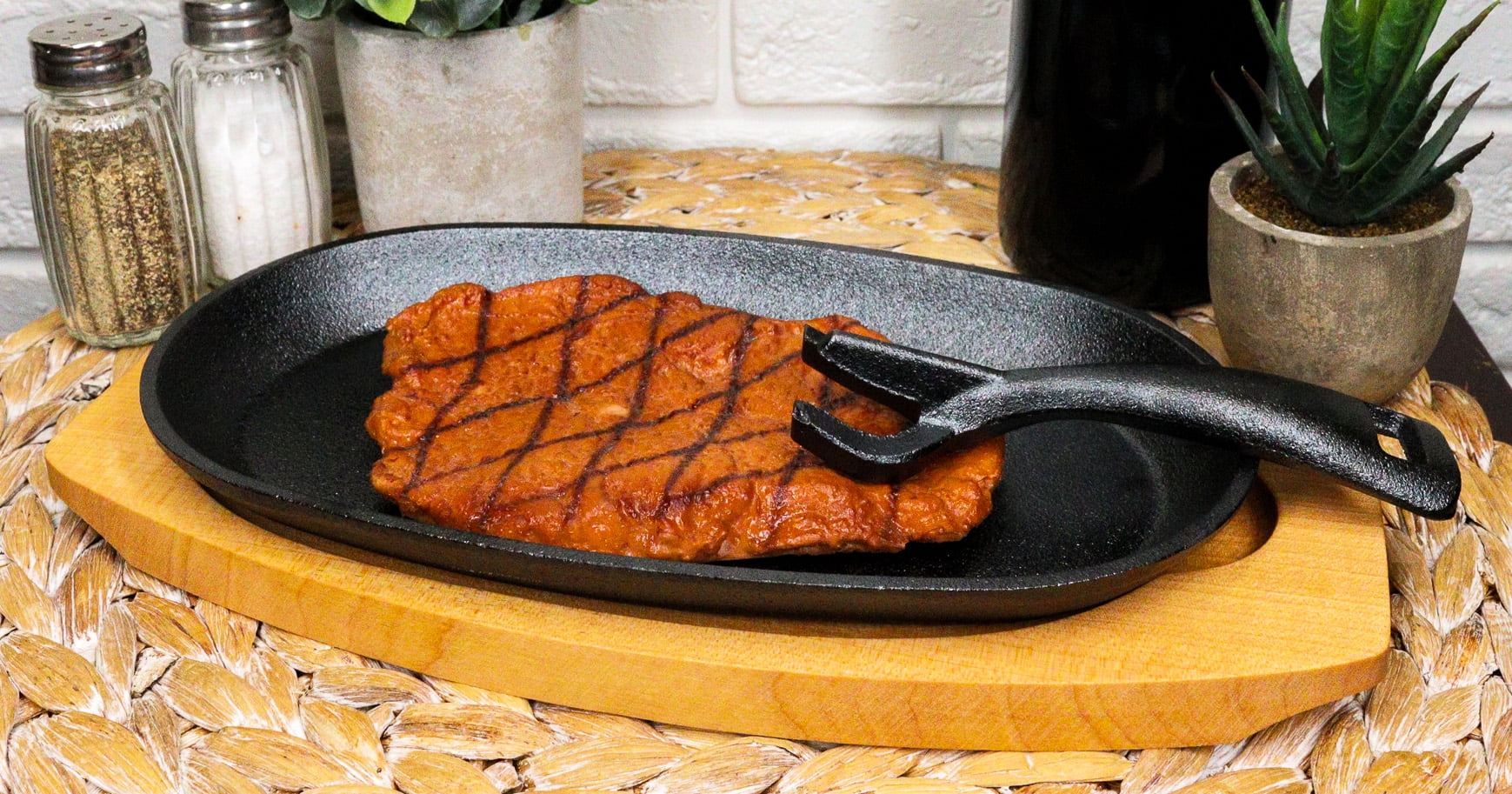 Pre Seasoned Cast Iron Skillet with Wooden Base For Restaurant 7.5 Cooking Stone Sizzling Steak Plate with Wooden Base Cast Iron Griddle Fajita Skillet Server Plate Home or Restaurant 