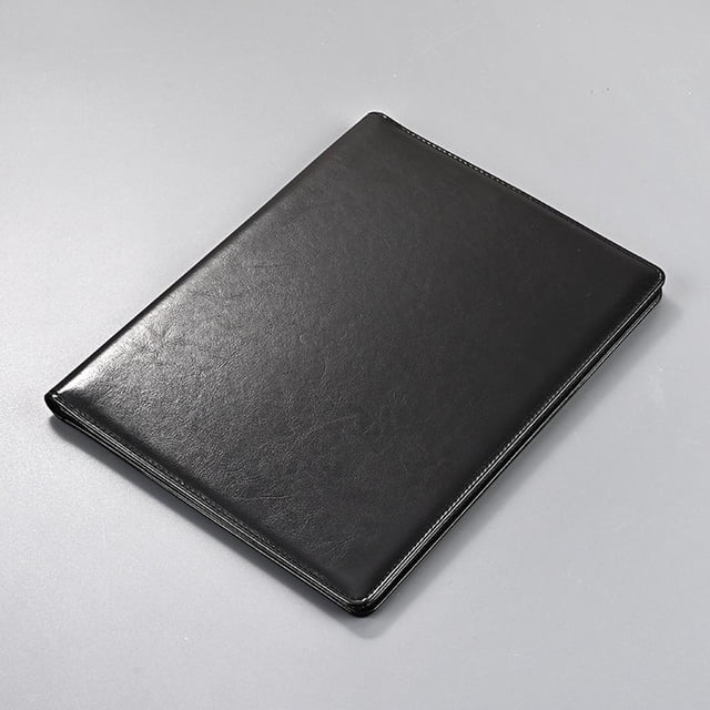 carpetas de piel sintética comercial carpetas de recuperación organizadores de documentos legales y carpetas de tarjetas de visita con tablero de escritura carpetas a4 y cuaderno de oficina — carpeta A4 negra mate de piel sintética con textura acolchada y costuras visibles, vista 3/4; mide 25 x 35.2 x 1.8 cm, clip metálico flexible y soporte para bolígrafo según especificación, capacidad para unas 80 hojas; ideal para presentaciones, entrevistas y organizar currículums; suele emplearse también como organizador de tarjetas de visita portátil.