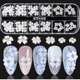 thumbnail image 1 of Decoración de uñas, juego de diseño de lentejuelas y perlas de flores blancas, tachuelas florales, gemas de diamantes de imitación para calcomanías y láminas de uñas., 1 of 5