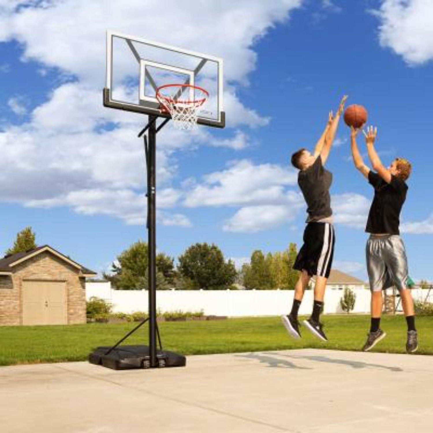 LIFETIME - Panier de basket réglable, panneau arrière en polycarbonate de 48 po