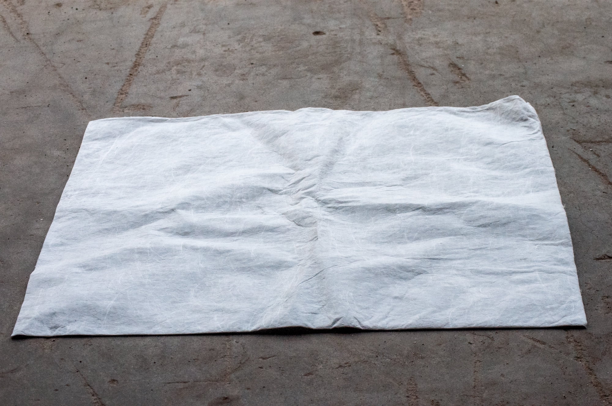 15" x 18" Heavy Weight Economical Oil Only Absorbent Pads - 100 ct