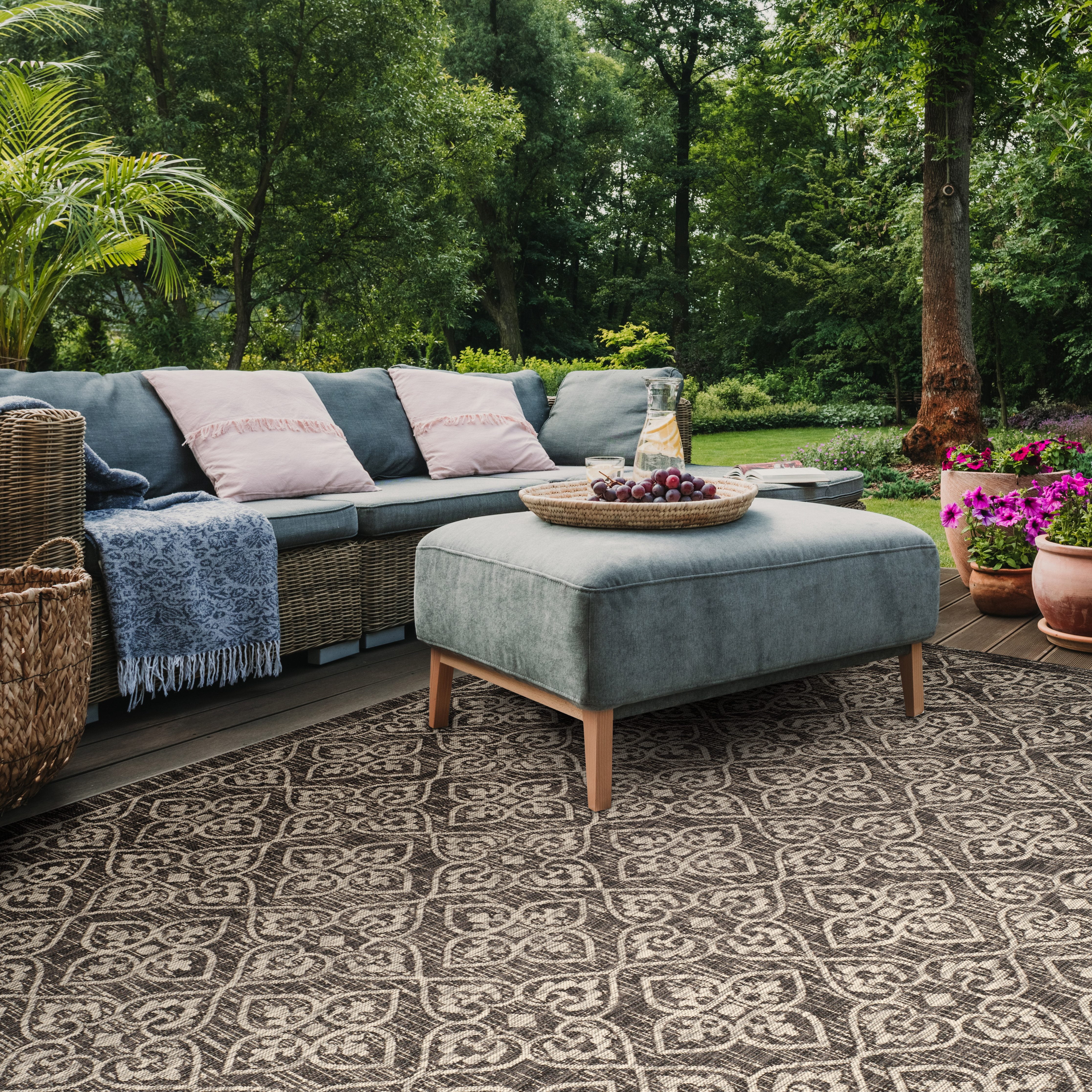 SAFAVIEH Courtyard Amber Damask Indoor/Outdoor Area Rug, Black/Light Grey, 5'3" x 7'7"